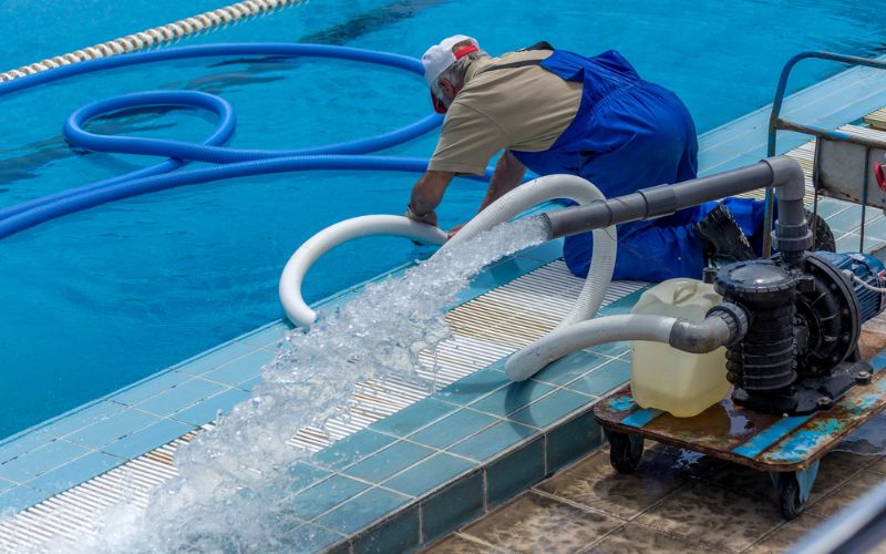 cleaning a pool with a cleaning water pump